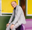 In die seconde dat onze blikken elkaar schichtig kruisen, denk ik schaamte te zien maar zeker ben ik daar niet van