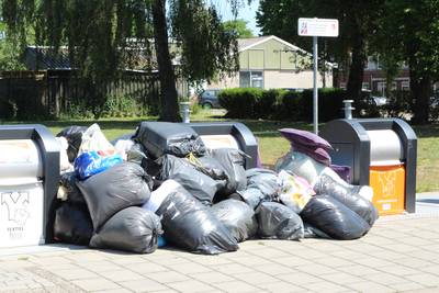 Steeds meer ergernis over dump afval bij milieu-eilanden Hof van Twente: ‘Napolitaanse toestanden’