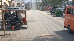 Stofhoos raast over drukke straat en gooit taxi omver