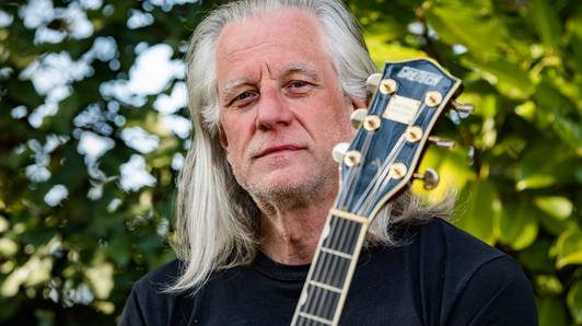 Guy Swinnen (66) blaast The Scabs nieuw leven in na zware jaren: “Ik stopte met drinken en roken om mijn carrière niet om zeep te helpen”