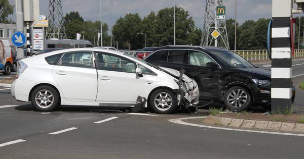 Gewonden bij botsing met twee auto’s in Almelo.