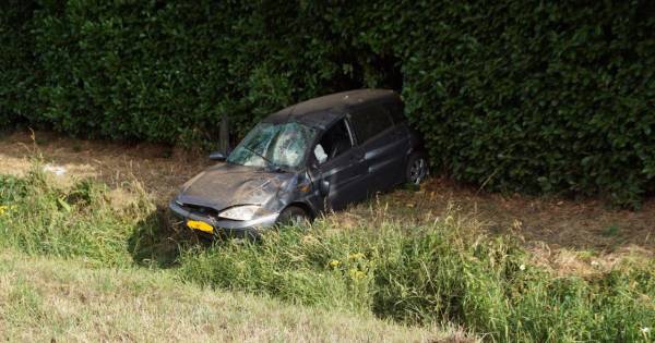 Twee personen gewond nadat auto over de kop slaat in Gaanderen - De Gelderlander