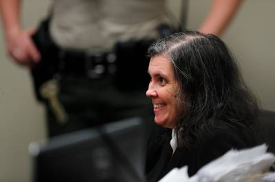 Moeder horrorfamilie grijnst bij aanhoren contactverbod kinderen