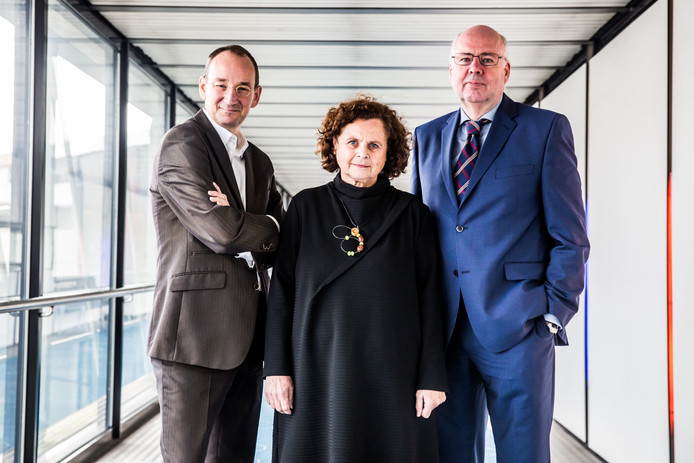 Arts Joost Drenth, directeur Jose Willemse en epidemioloog Jan Hendrik Richardus.  Leverartsen en Nederlandse Leverpatiënten Vereniging luiden op Nationale Hepatitisdag letterlijk de noodklok over het stijgend aantal doden door hepatitis B en C.