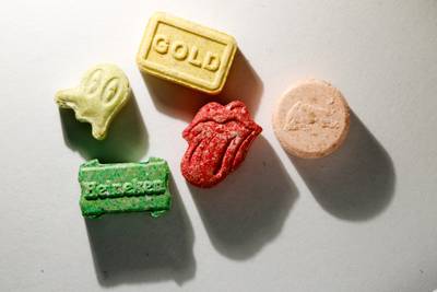 Vrouwen rijden met 800.000 euro aan pillen verstopt in Lego door Duitsland