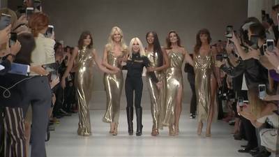 'Oude' topmodellen brengen eerbetoon aan Versace