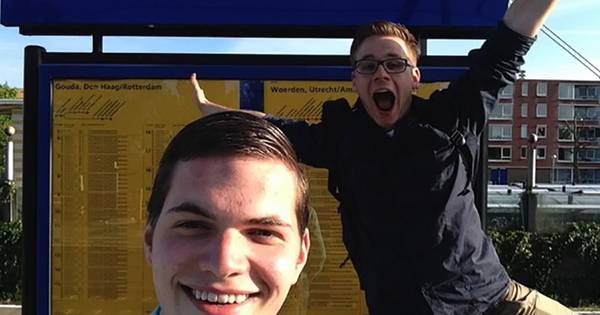 Treingekke studenten maken selfies op alle 404 stations | Binnenland - AD.nl