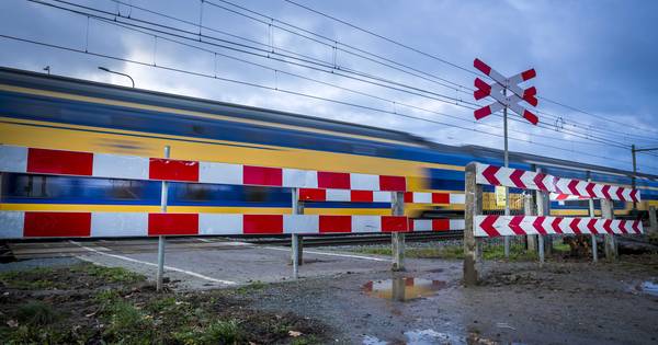 Spoorwegovergang gaat dicht, fietspad onder Waalbrug komt