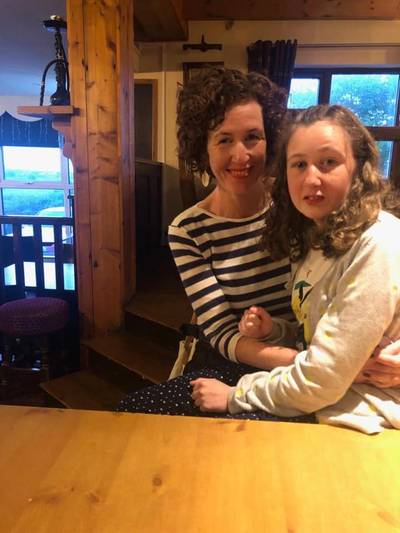 Britse familie slaat alarm op vakantie: dochter (15) verdwenen, politiehonden ingezet