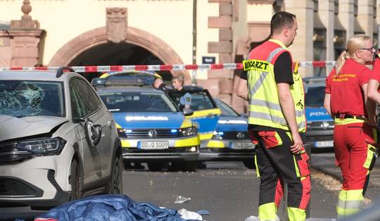 Auto rijdt in op menigte in Duitse stad Leipzig: twee doden en twintigtal gewonden, 33-jarige Duitser opgepakt