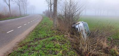 Auto raakt van de weg op Dijkgraaf de Leeuwweg in Appeltern