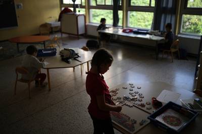 Un enfant testé positif dans une école maternelle en France
