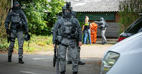 Arrestatieteam valt boerderij Drempt binnen - De Gelderlander