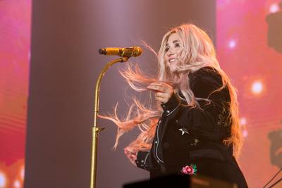 Kesha scheurt kruisband en moet tour afzeggen