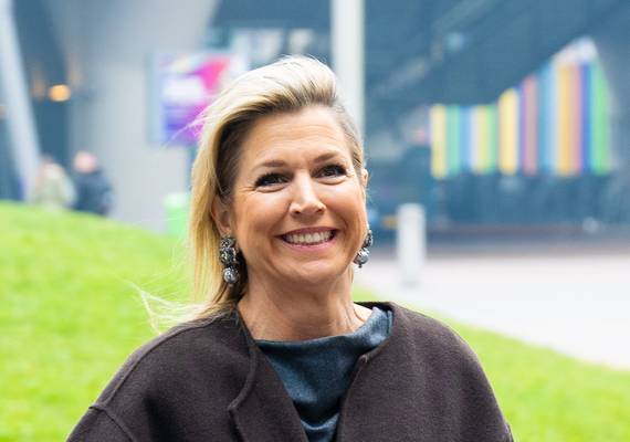 Máxima laat zien hoe mooi grijs kan zijn, met een watervalhals én een draperie
