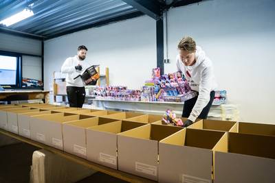 Jonge Velpenaren regelen speelgoed voor kinderen van zorgverleners