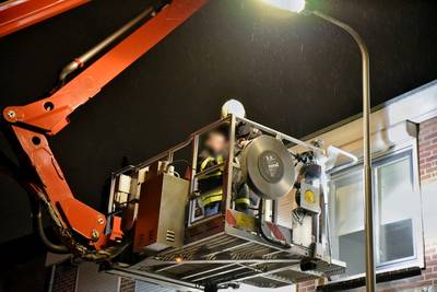 Jongetje (7) klimt in pyjama uit raam om ouders te zoeken, brandweer redt hem van richel