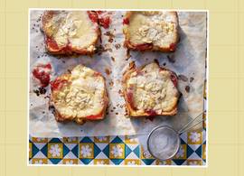 Sinaasappel-bostock met frangipane en aardbeienjam