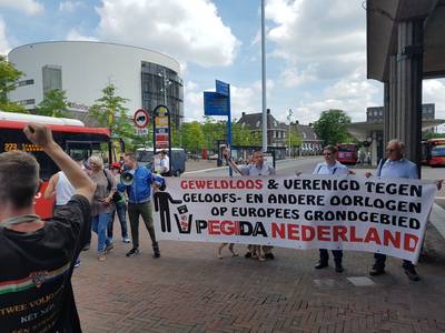 Pegida-aanhangers van Enschede naar Hengelo