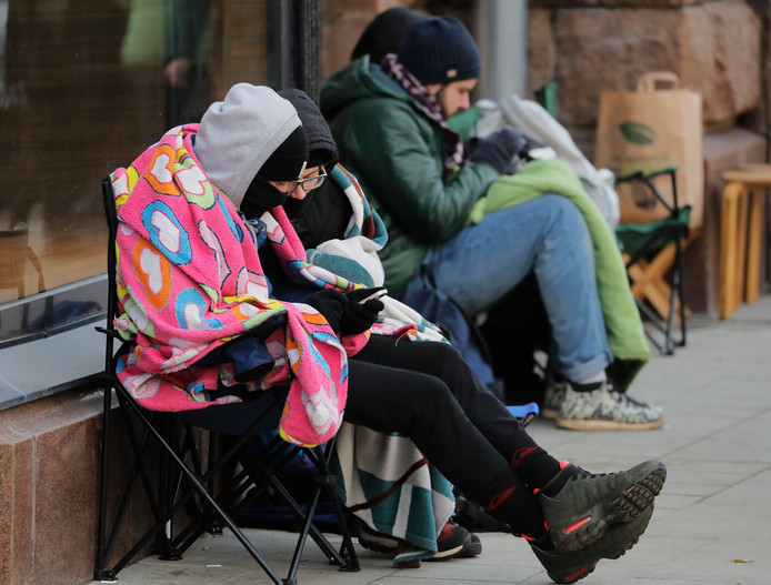 Russische klanten zitten buiten in een rij te wachten voor de Apple Store in Moskou. Morgen is de release van Apple's nieuwe iPhone X. Foto Sergei Ilnitsky