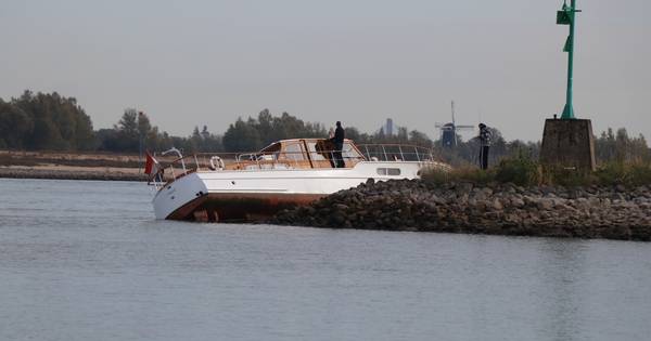 Plezierboot vaart op krib in Nieuwaal, Rijkswaterstaat nam poolshoogte
