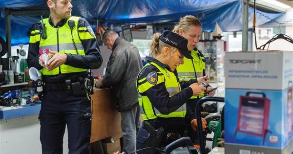 Enorm politieteam kamt gehele Weerselose Markt uit | Dinkelland - Tubantia