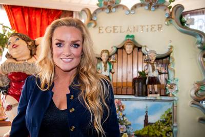 Samantha heeft wat te vieren, Bibi is altijd in voor een selfie