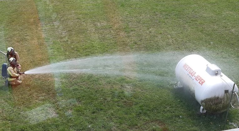 Wat te doen met een propaangastank en gasflessen in de tuin bij extreme