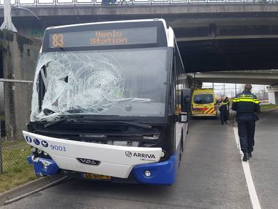 Chauffeur en passagier raken gewond bij botsing van lijnbus tegen lichtmast