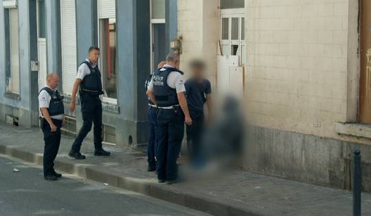 De agenten in aflevering 7 van ‘Dealen met coke’ probeerden het met een vaderlijke berisping