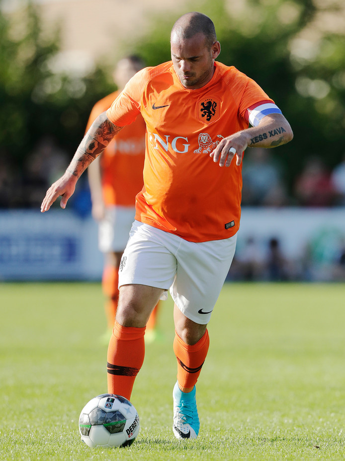 Wesley Sneijder op 'eigen' sportpark in actie als oud ...