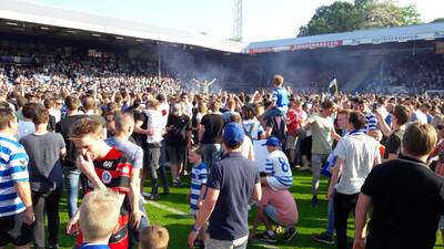 Groot feest na promotie De Graafschap: fans bestormen veld, buikschuiver in binnenstad