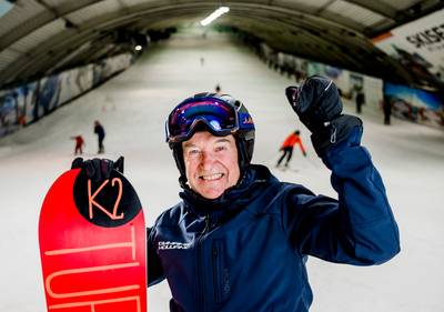 Oudste snowboardleraar (76) van Nederland wil nog jaren door