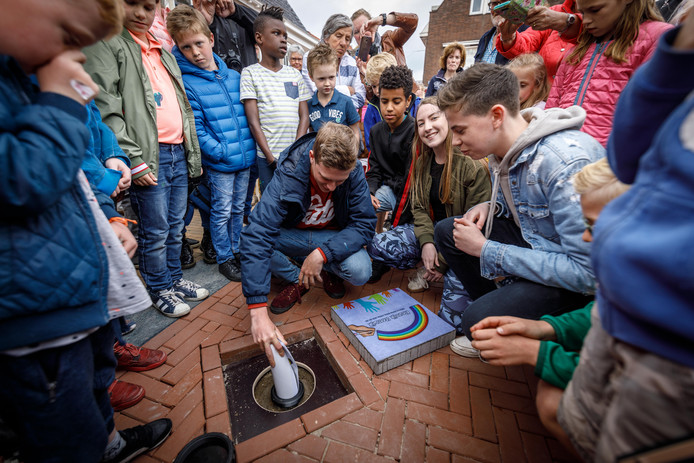 Een capsule met tekeningen van basisschoolkinderen uit Steenwijk gaat minstens 25 jaar 'onderdergronds'.