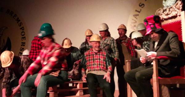 Zittingsavond Bremspoersengat: Tim Moonen krijgt staande ovatie na zijn Kinderliedjes