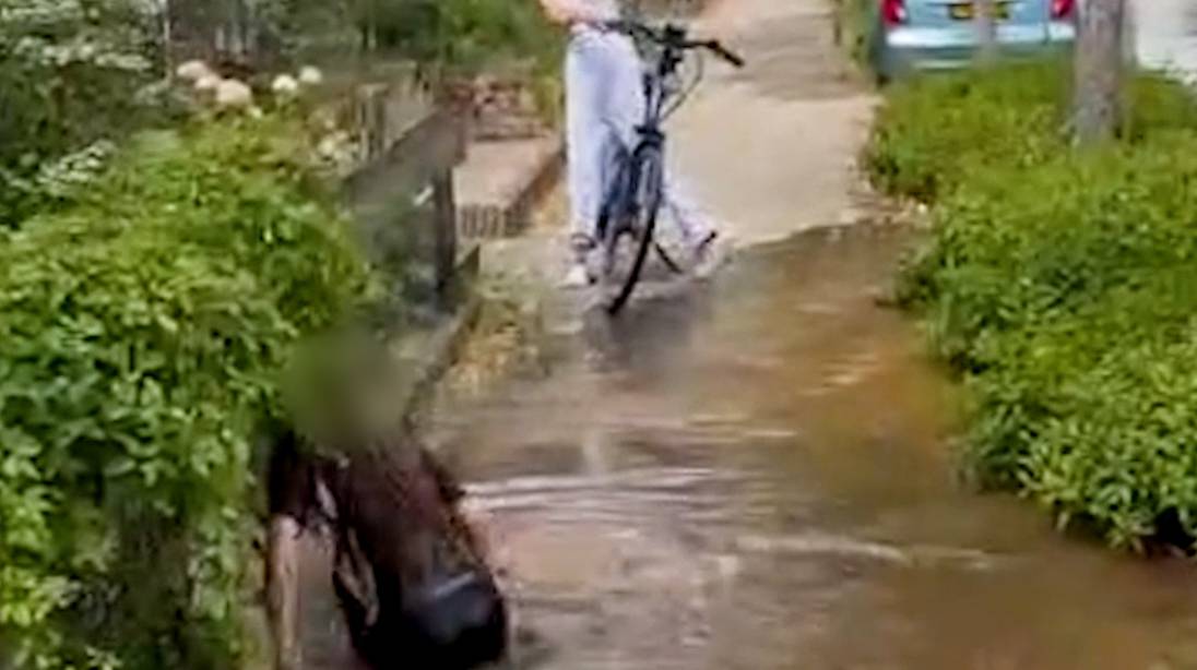 KIJK. Zinkgat slokt meisje én haar fiets op in Nederland