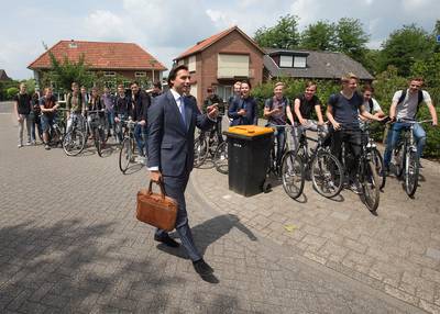 Baudet ziet aan gezichten en kleding dat  de zaal links is