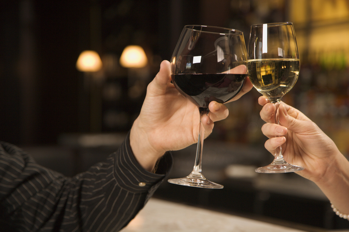 "Oh mon dieu, cet homme vient de mettre un truc dans son verre" Foto 7sur7.be