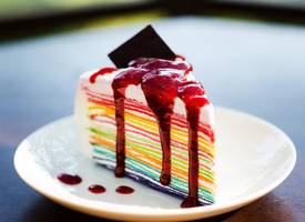 Zó bak je de populaire rainbow crêpe taart