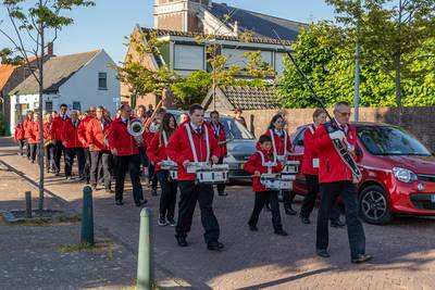 Nut en Uitspanning Zonnemaire hangt oude uniform aan de wilgen