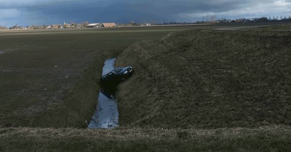 Auto belandt in sloot bij Dreischor | Schouwen-Duiveland - PZC