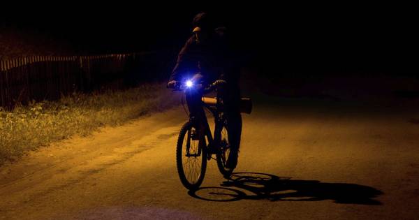 Dronken tiener fietst over donkere provincialeweg en is onbeschoft tegen agenten - Eindhovens Dagbla