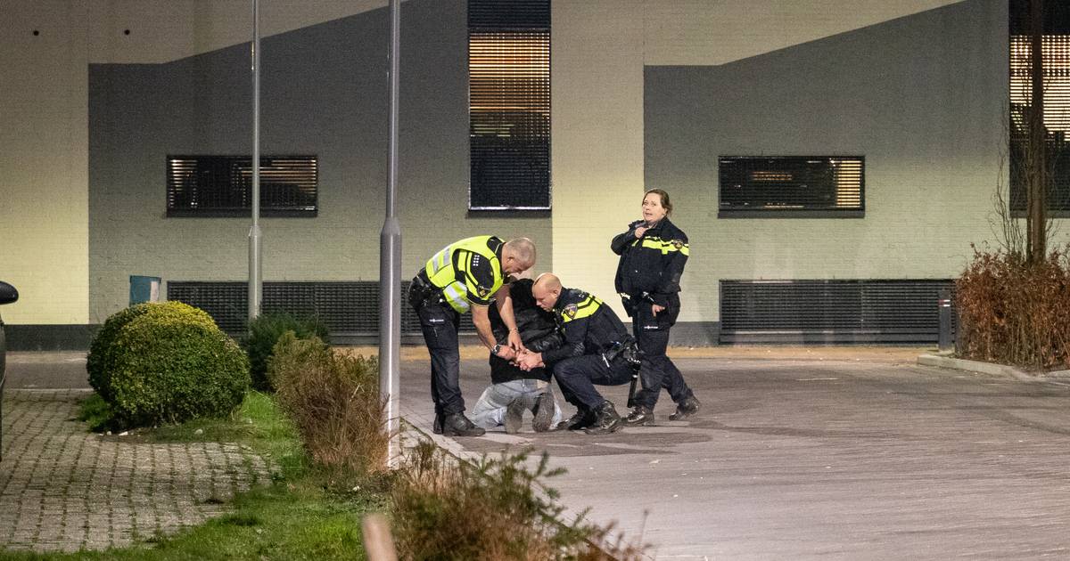 Man (42) aangehouden na steekincident in Dedemsvaart: 16-jarige gewond aan hand - De Stentor