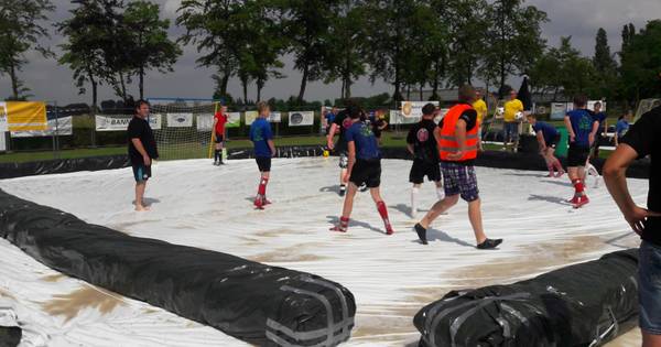 Zeepsopvoetbaltoernooi in Riethoven: fanatiek gevecht met vele slidings op het spekgladde veld