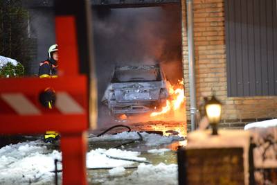 Auto brandt uit aan Daalakkerpad in Bavel, ook carport en schuur in vlammen op