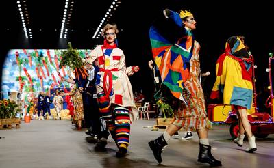 Bas Kosters opent Amsterdam Fashion Week met kleurrijke show
