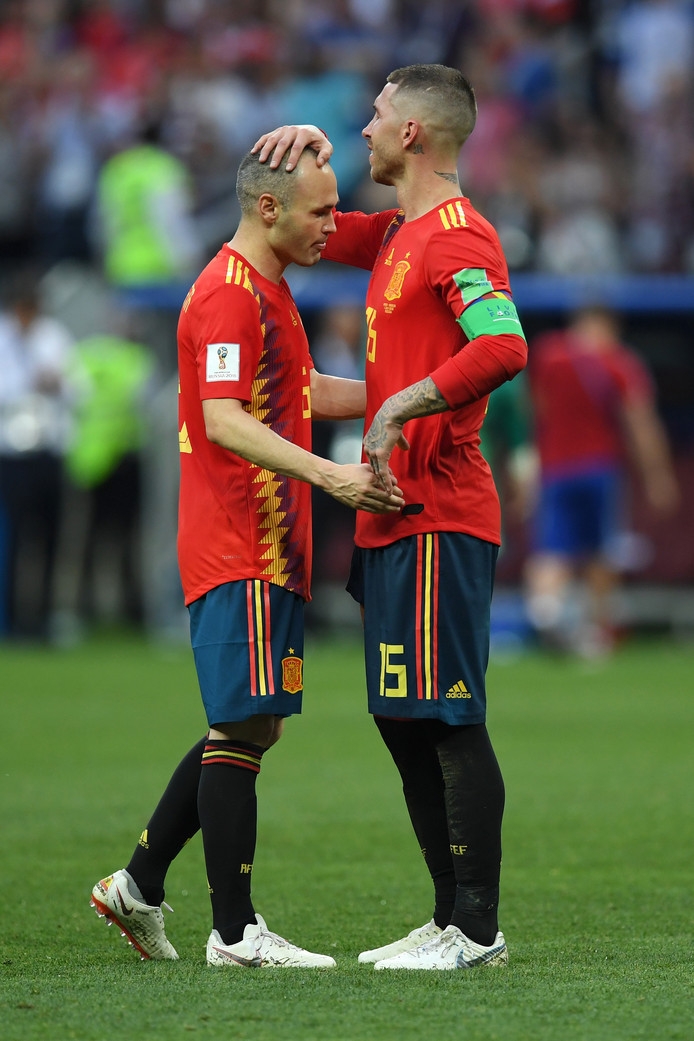 Sergio Ramos troost Andrés Iniesta, die tegen Rusland zijn laatste interland speelde.