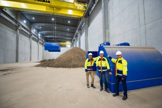 Luc Westdorp, Gerd-Jan de Leeuw en Kees de Regt (van links naar rechts) van BMC Moerdijk in de nieuwe loods voor de opslag van mest .