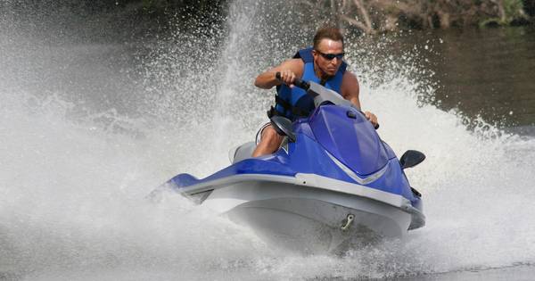 Jetski's in beslag genomen en bekeuringen uitgeschreven na controle op de Maas bij Heerewaarden - BD