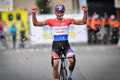 Van der Poel oppermachtig in eerste veldrit